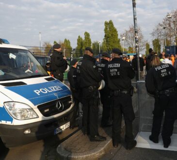 Polizei in Gelsenkirchen vor der Veltins-Arena.