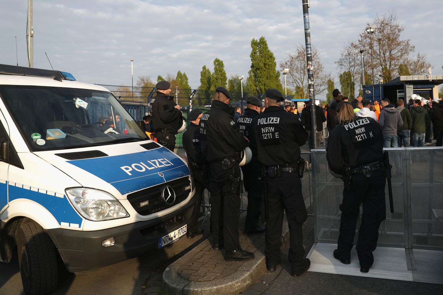 Polizei in Gelsenkirchen vor der Veltins-Arena.