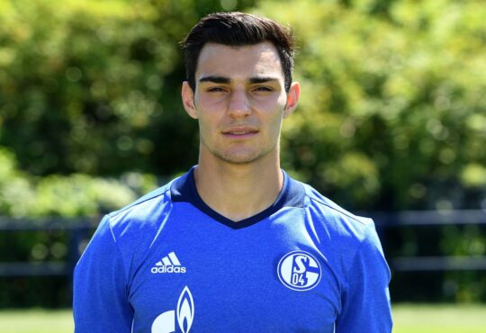 Kaan Ayhan im Trikot des FC Schalke 04.