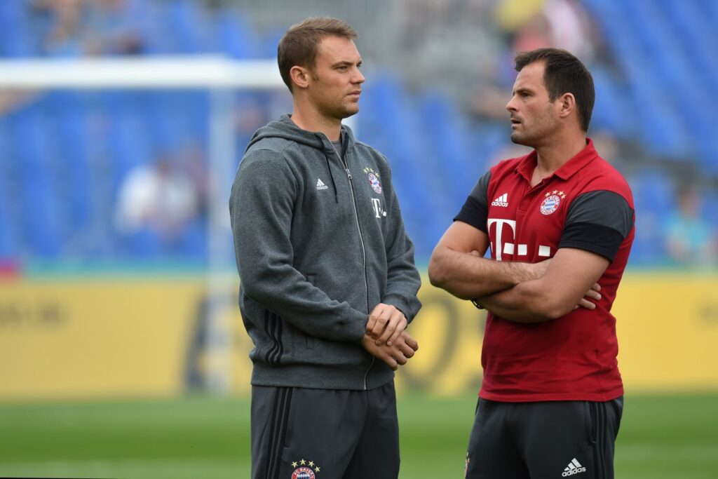 Torwarttrainer Toni Tapalovic und Manuel Neuer vom FC Bayern München.
