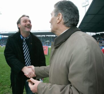 Peter Neururer begrüßt Schalke-Manager Rudi Assauer im Ruhrstadion des VfL Bochum.