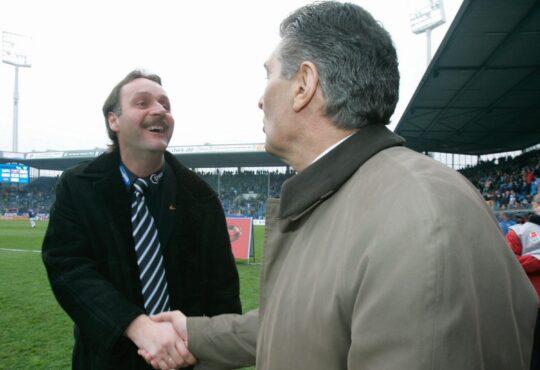 Peter Neururer begrüßt Schalke-Manager Rudi Assauer im Ruhrstadion des VfL Bochum.