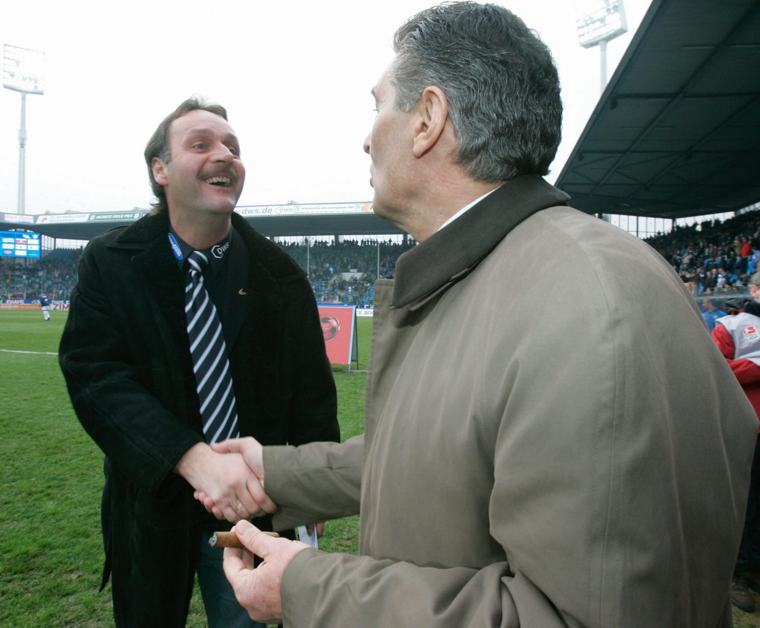 Peter Neururer begrüßt Schalke-Manager Rudi Assauer im Ruhrstadion des VfL Bochum.