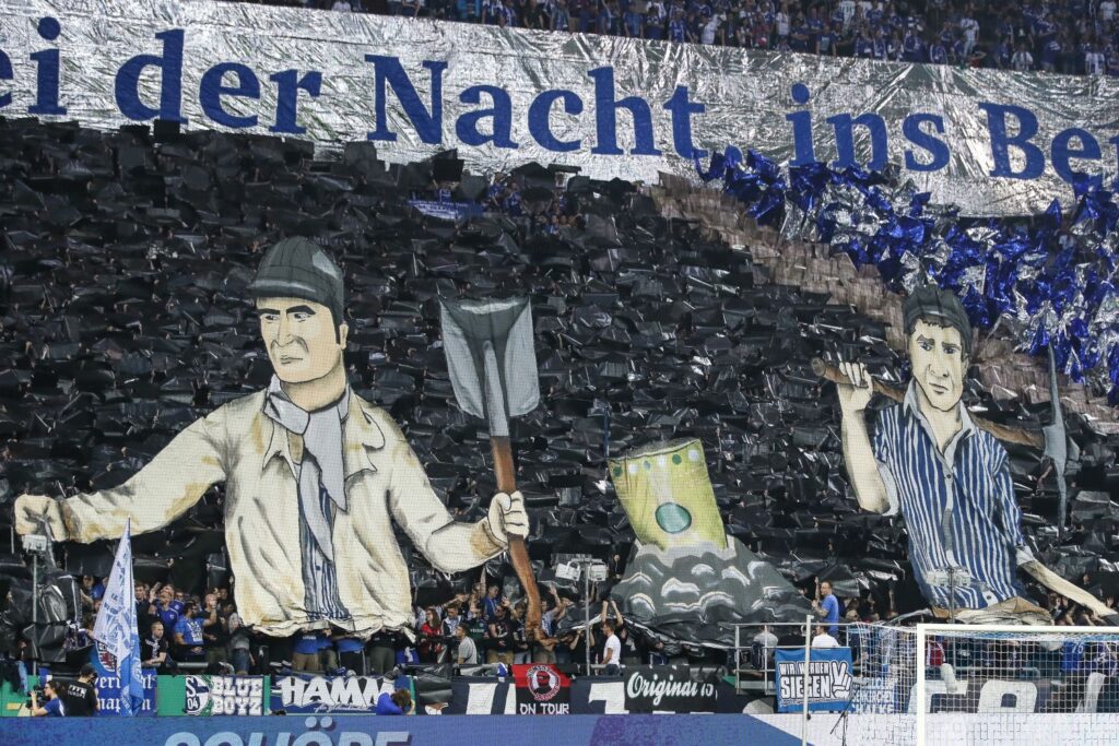 Choreographie von Ultras in der Nordkurve der Veltins-Arena.