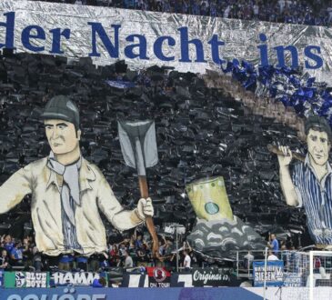 Choreographie von Ultras in der Nordkurve der Veltins-Arena.