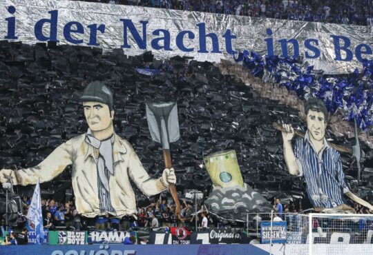 Choreographie von Ultras in der Nordkurve der Veltins-Arena.