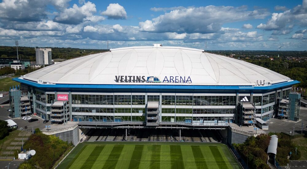 Luftbild der Veltins-Arena mit ausgefahrenem Rasen.