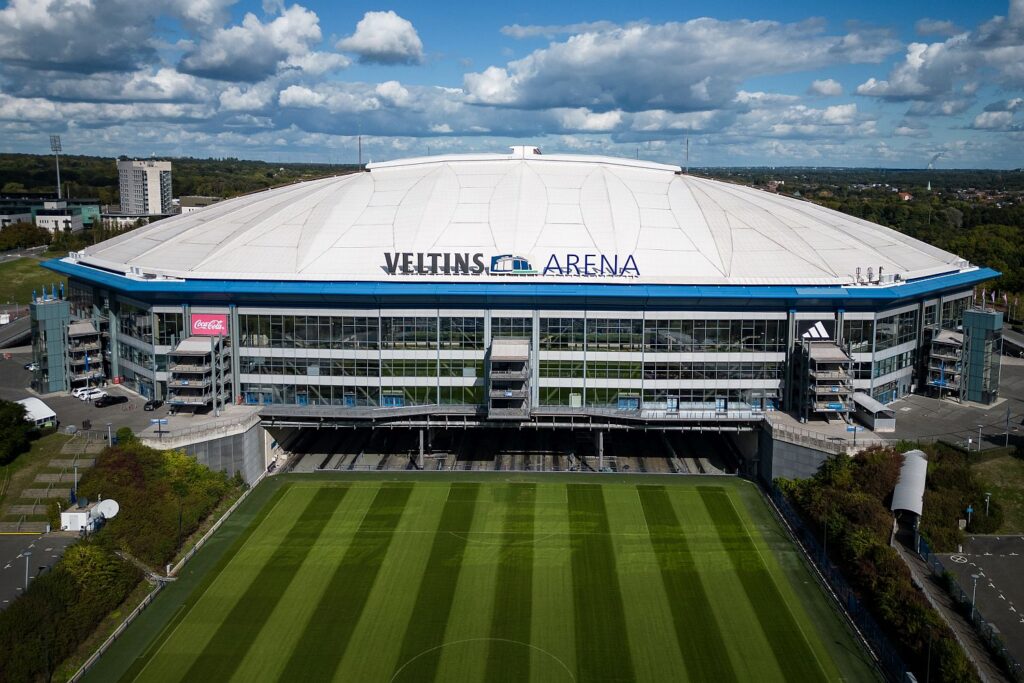 Luftbild der Veltins-Arena mit ausgefahrenem Rasen.