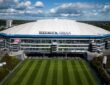 Luftbild der Veltins-Arena mit ausgefahrenem Rasen.