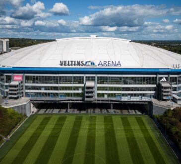 Luftbild der Veltins-Arena mit ausgefahrenem Rasen.