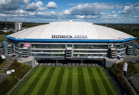 Luftbild der Veltins-Arena mit ausgefahrenem Rasen.