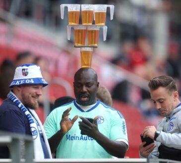 Schalke Fan Mohammed Momo Albarnawe mit Bier auf dem Kopf.