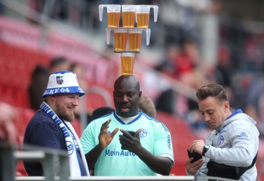 Schalke Fan Mohammed Momo Albarnawe mit Bier auf dem Kopf.