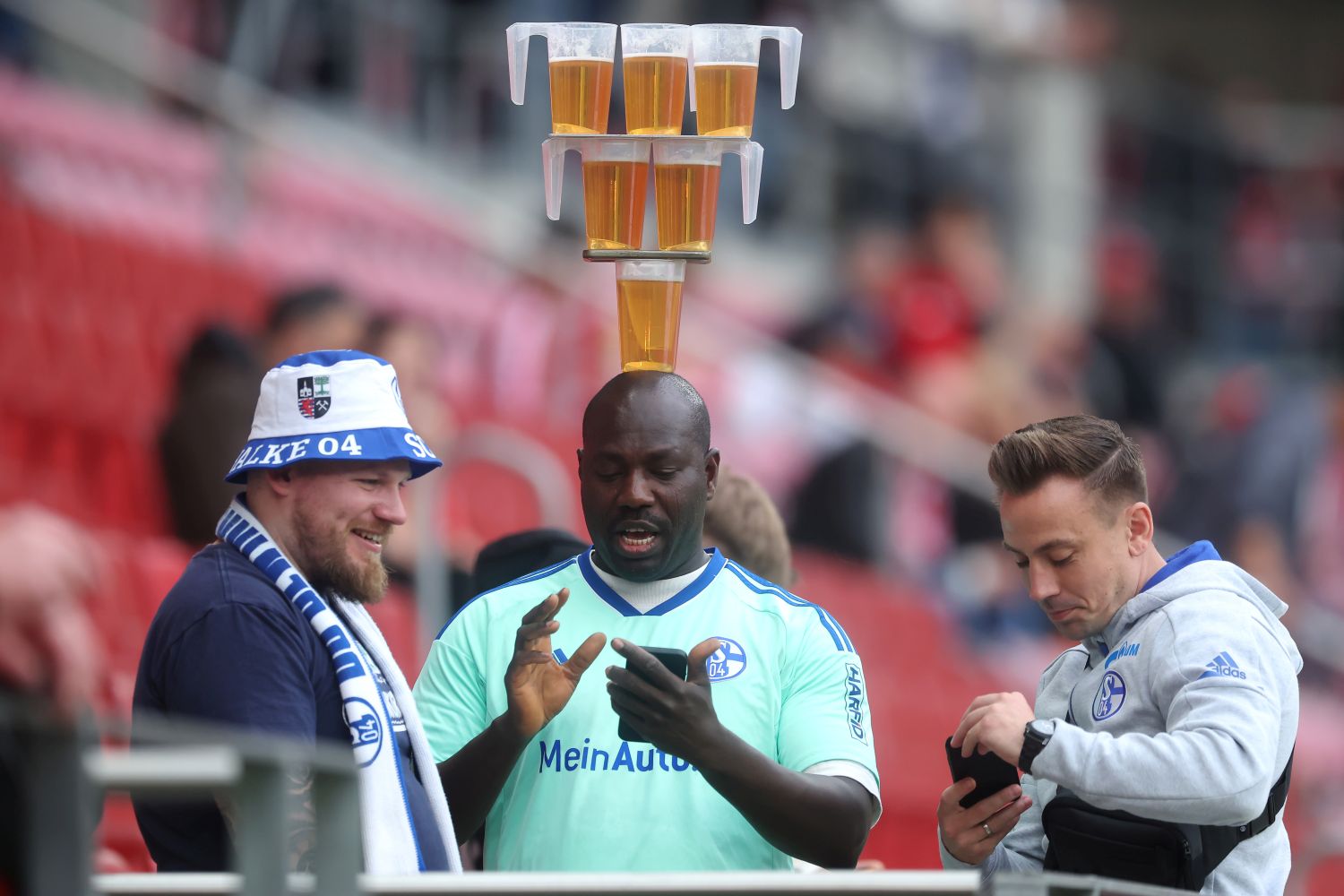 Schalke Fan Mohammed Momo Albarnawe mit Bier auf dem Kopf.