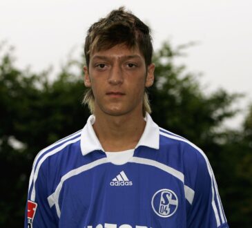 Mesut Özil 2007 im Trikot des FC Schalke 04.