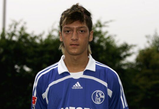 Mesut Özil 2007 im Trikot des FC Schalke 04.