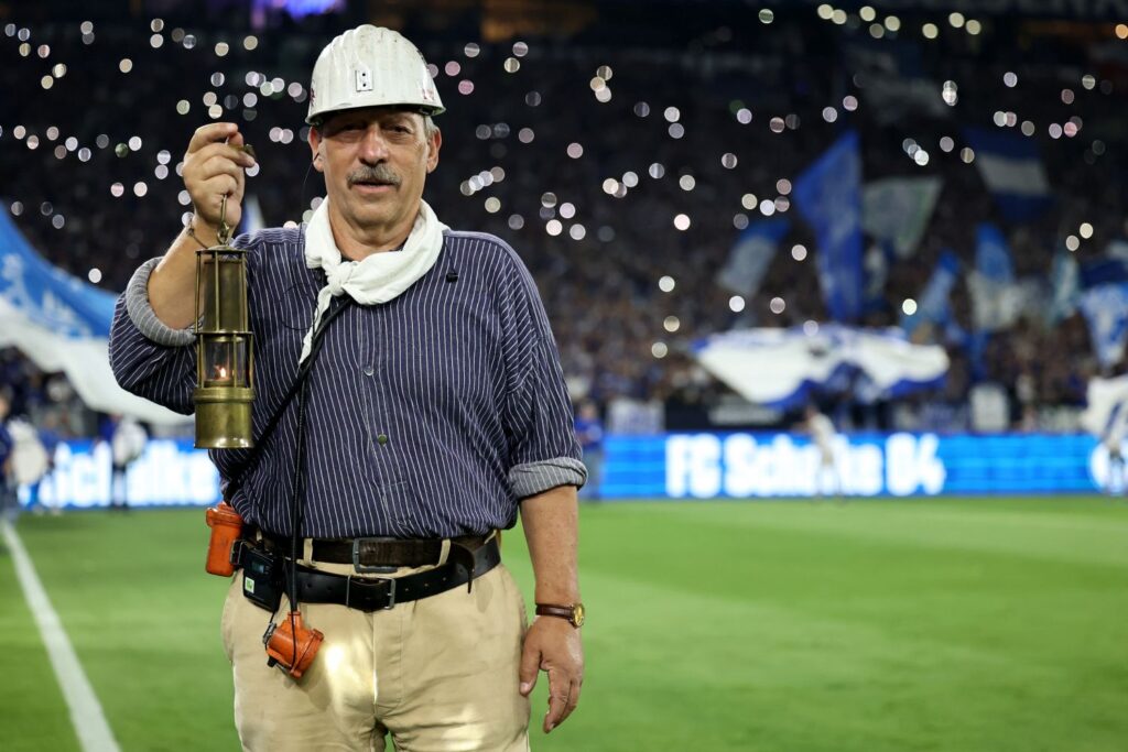 Klaus Herzmanatus mit Grubenlampe in der Veltins-Arena.