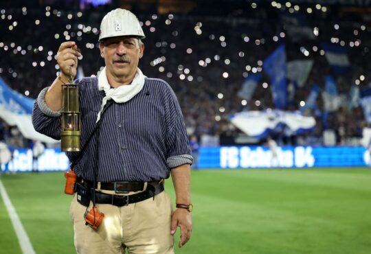 Klaus Herzmanatus mit Grubenlampe in der Veltins-Arena.