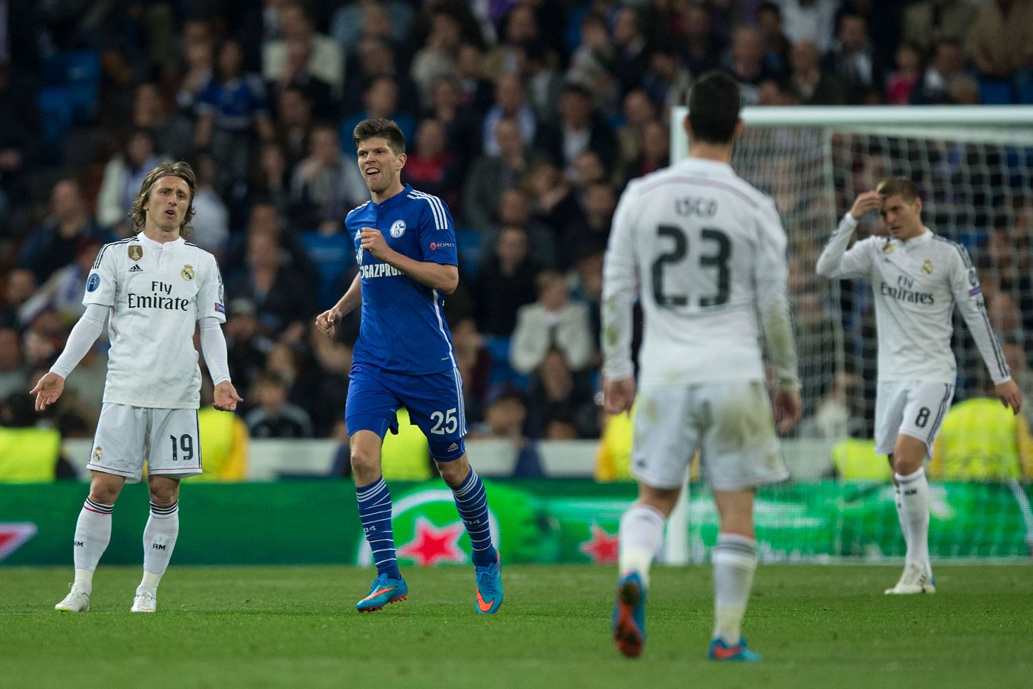 Klaas-Jan Huntelaar jubelt über sein Tor für Schalke bei Real Madrid.