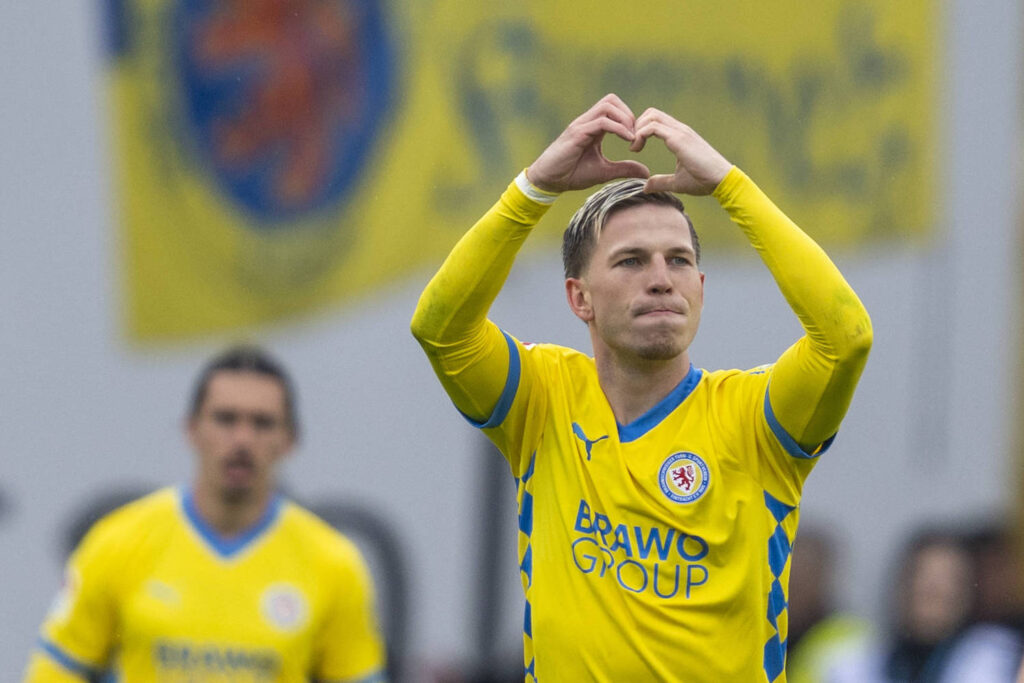 19.04.2025, Eintracht Braunschweig-1. FC Kaiserslautern, 2. Fuflball-Bundesliga, im Eintracht-Stadion. Braunschweigs Lino Tempelmann jubelt nach seinem Tor zum 1:0. Wichtiger Hinweis: Gemaess den Vorgaben der DFB und der DFL ist es untersagt, in dem Stadion und/oder vom Spiel angefertigte Fotoaufnahmen in Form von Sequenzbildern und/oder videoaehnlichen Fotostrecken zu verwerten bzw. verwerten zu lassen. *** 19 04 2025, Eintracht Braunschweig 1 FC Kaiserslautern, 2 Fuflball Bundesliga, at Eintracht Stadion Braunschweig Lino Tempelmann cheers after his goal for 1 0 Important note According to the regulations of the DFB and the DFL, it is prohibited to use or have used photographs taken in the stadium and or of the match in the form of sequential images and or video-like photo series Copyright: xDavidxInderliedx