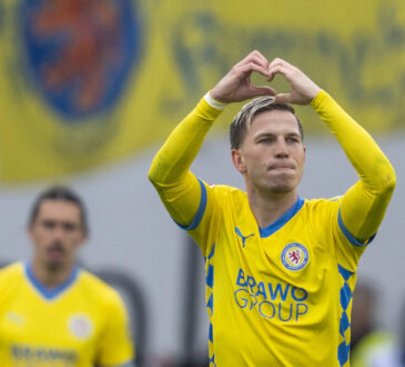 19.04.2025, Eintracht Braunschweig-1. FC Kaiserslautern, 2. Fuﬂball-Bundesliga, im Eintracht-Stadion. Braunschweigs Lino Tempelmann jubelt nach seinem Tor zum 1:0. Wichtiger Hinweis: Gemaess den Vorgaben der DFB und der DFL ist es untersagt, in dem Stadion und/oder vom Spiel angefertigte Fotoaufnahmen in Form von Sequenzbildern und/oder videoaehnlichen Fotostrecken zu verwerten bzw. verwerten zu lassen. *** 19 04 2025, Eintracht Braunschweig 1 FC Kaiserslautern, 2 Fuﬂball Bundesliga, at Eintracht Stadion Braunschweig Lino Tempelmann cheers after his goal for 1 0 Important note According to the regulations of the DFB and the DFL, it is prohibited to use or have used photographs taken in the stadium and or of the match in the form of sequential images and or video-like photo series Copyright: xDavidxInderliedx
