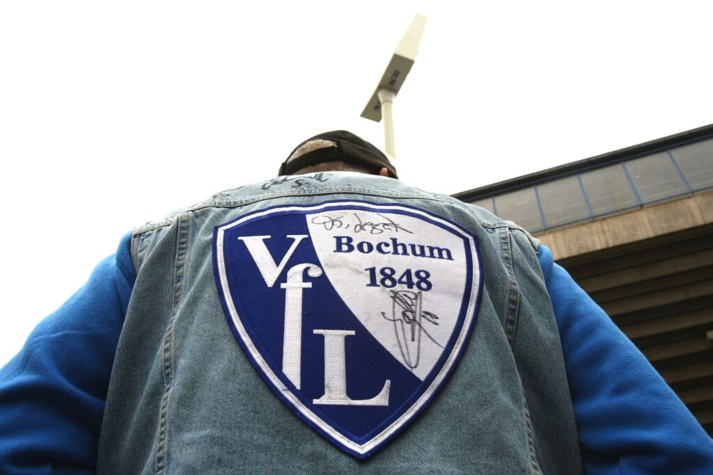 Fan mit Wappen bzw. Logo des VfL Bochum