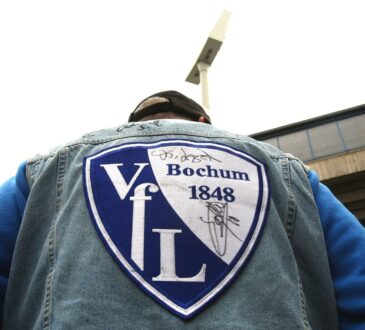 Fan mit Wappen bzw. Logo des VfL Bochum