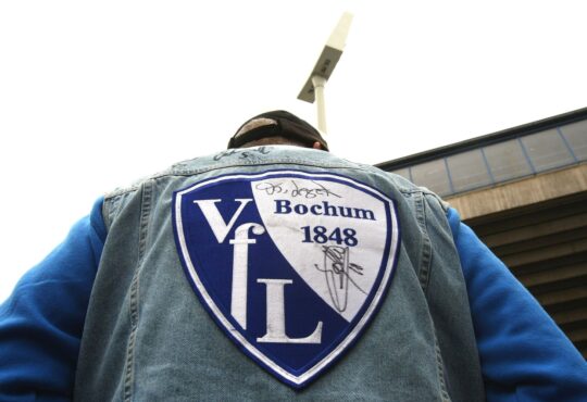 Fan mit Wappen bzw. Logo des VfL Bochum