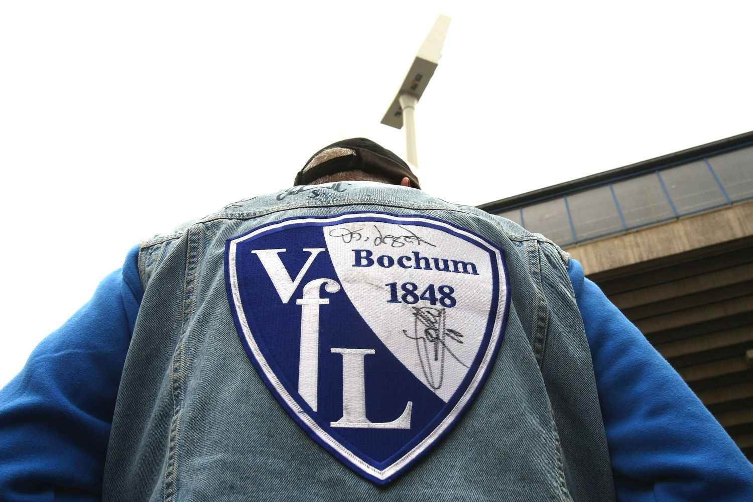 Fan mit Wappen bzw. Logo des VfL Bochum