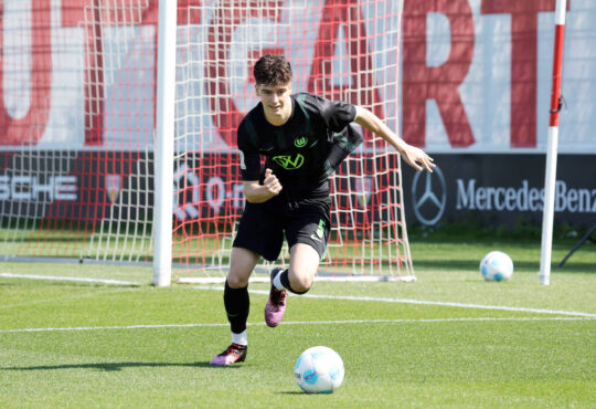 09.04.25 U19 VfB Stuttgart - U19 VfL Wolfsburg Deutschland, Stuttgart, 09.04.2025, Fussball, U19-DFB-Nachwuchsliga, U19 VfB Stuttgart - U19 VfL Wolfsburg: Amar Ibrisimovic VfL Wolfsburg. *** 09 04 25 U19 VfB Stuttgart U19 VfL Wolfsburg Germany, Stuttgart, 09 04 2025, Football, U19 DFB Youth League, U19 VfB Stuttgart U19 VfL Wolfsburg Amar Ibrisimovic VfL Wolfsburg
