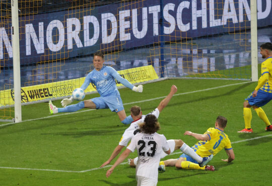 Torhueter Ron Thorben Hoffmann Eintracht Braunschweig haelt gegen Florian Krueger 1. FC Saarbruecken Fussball, Herren, Saison 2024/2025 Relegation, Eintracht Stadion, Eintracht Braunschweig gegen 1.FC Saarbruecken, Relegationsrueckspiel , 2-2 n.V. Damit ist Braunschweig weiterhin in der 2.Liga DFL REGULATIONS PROHIBIT ANY USE OF PHOTOGRAPHS AS IMAGE SEQUENCES AND/OR QUASI-VIDEO. *** Goalkeeper Ron Thorben Hoffmann Eintracht Braunschweig holds against Florian Krueger 1 FC Saarbruecken Football, Men, Season 2024 2025 Relegation, Eintracht Stadion, Eintracht Braunschweig vs 1 FC Saarbruecken, Relegation second leg , 2 2 n V This means that Braunschweig is still in the 2 Liga DFL REGULATIONS PROHIBIT ANY USE OF PHOTOGRAPHS AS IMAGE SEQUENCES AND OR QUASI VIDEO