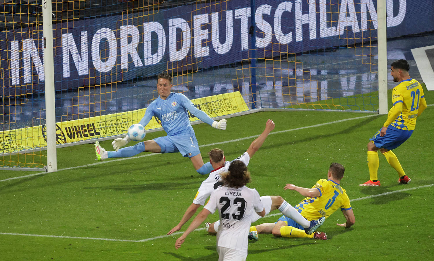 Torhueter Ron Thorben Hoffmann Eintracht Braunschweig haelt gegen Florian Krueger 1. FC Saarbruecken Fussball, Herren, Saison 2024/2025 Relegation, Eintracht Stadion, Eintracht Braunschweig gegen 1.FC Saarbruecken, Relegationsrueckspiel , 2-2 n.V. Damit ist Braunschweig weiterhin in der 2.Liga DFL REGULATIONS PROHIBIT ANY USE OF PHOTOGRAPHS AS IMAGE SEQUENCES AND/OR QUASI-VIDEO. *** Goalkeeper Ron Thorben Hoffmann Eintracht Braunschweig holds against Florian Krueger 1 FC Saarbruecken Football, Men, Season 2024 2025 Relegation, Eintracht Stadion, Eintracht Braunschweig vs 1 FC Saarbruecken, Relegation second leg , 2 2 n V This means that Braunschweig is still in the 2 Liga DFL REGULATIONS PROHIBIT ANY USE OF PHOTOGRAPHS AS IMAGE SEQUENCES AND OR QUASI VIDEO