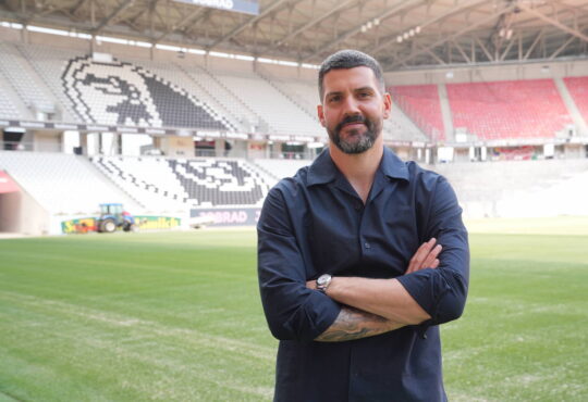 Freiburg, Deutschland, Europa: SC Freiburg verpflichtet Anthony Jung von Werder Bremen. Der 33-j‰hrige Innenverteidiger bringt ¸ber 450 Profi-Eins‰tze mit und erh‰lt die R¸ckennummer 5. Verpflichtung als Ersatz f¸r den zur¸ckgetretenen Manuel Gulde. *** Freiburg, Germany, Europe SC Freiburg signs Anthony Jung from Werder Bremen The 33-year-old central defender has over 450 professional appearances to his name and will be given the number 5 shirt to replace Manuel Gulde, who has retired Copyright: xSCxFreiburgx