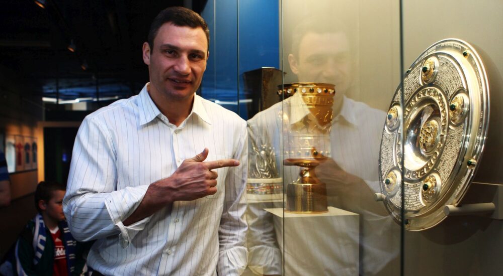 Vitali Klitschko zeigt auf Meisterschale im Schalke-Museum.