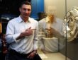 Vitali Klitschko zeigt auf Meisterschale im Schalke-Museum.