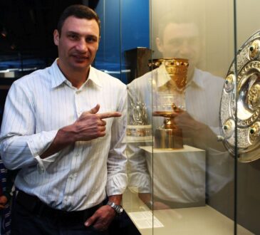 Vitali Klitschko zeigt auf Meisterschale im Schalke-Museum.