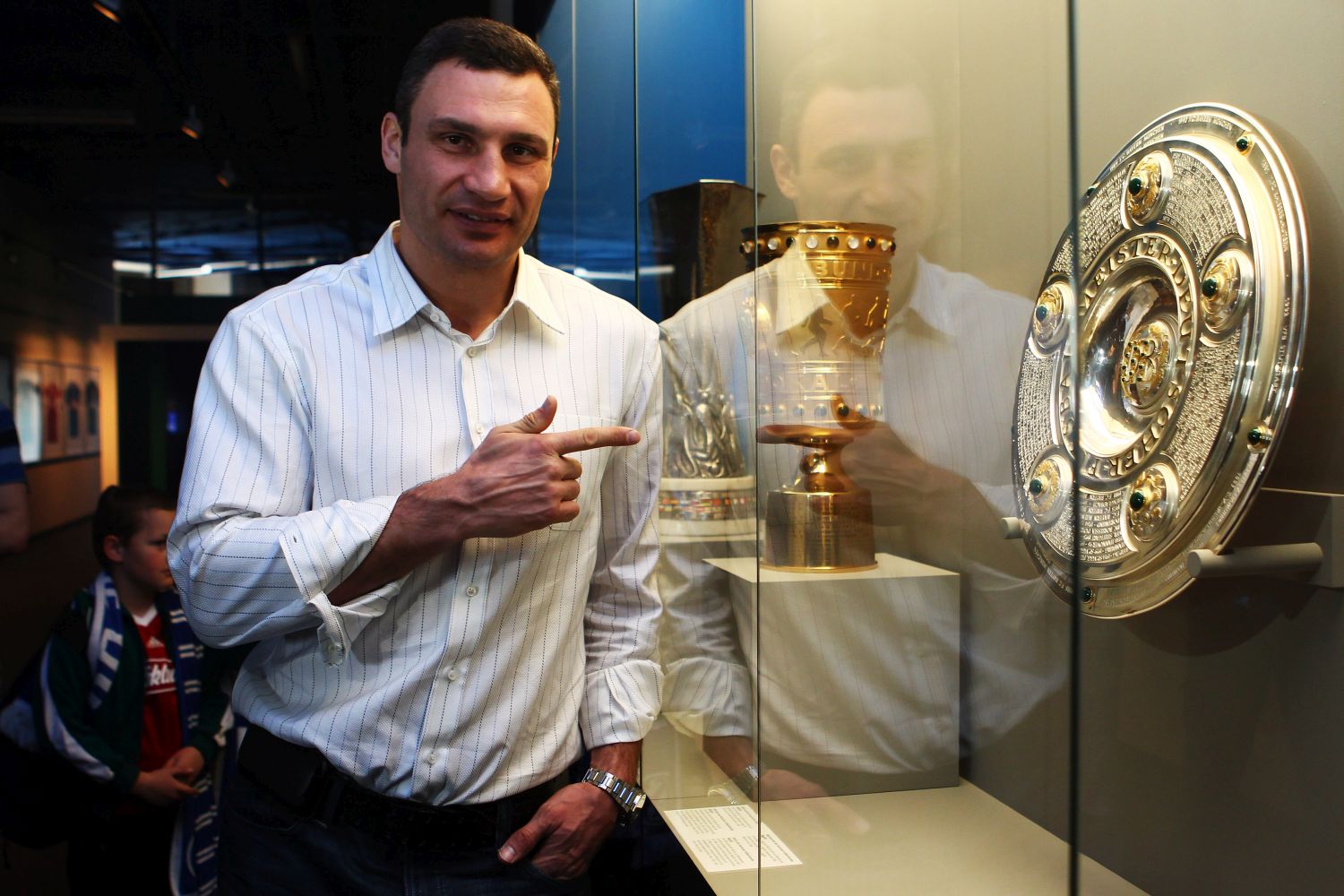 Vitali Klitschko zeigt auf Meisterschale im Schalke-Museum.