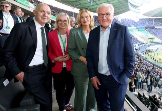 Frank-Walter Steinmeier, Bernd Neuendorf im Olympiastadion Berlin