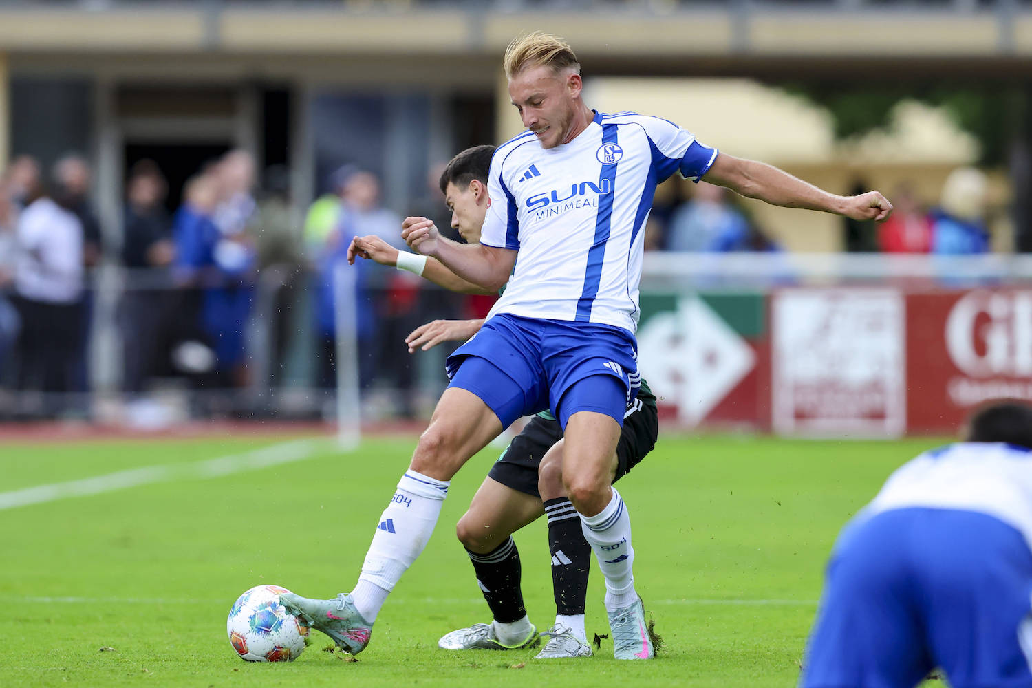 Facundo Pellistri Panathinaikos Athen und Timo Becker FC Schalke 04 kaempfen um den Ball, Friendly match, FC Schalke 04 vs Panathinaikos Athen, Silberstadtarena am 09. July 2025 in Schwaz, Oesterreich. Foto von Marco Steinbrenner/DeFodi Images Facundo Pellistri Panathinaikos Athen und Timo Becker FC Schalke 04 battle for the ball, Friendly match, FC Schalke 04 vs Panathinaikos Athen, Silberstadtarena, July 9, 2025 in Schwaz, Austria. Photo by Marco Steinbrenner/DeFodi Images *** Facundo Pellistri Panathinaikos Athens and Timo Becker FC Schalke 04 battle for the ball, Friendly match, FC Schalke 04 vs Panathinaikos Athens, Silberstadtarena on July 09, 2025 in Schwaz, Austria Photo by Marco Steinbrenner DeFodi Images Facundo Pellistri Panathinaikos Athens and Timo Becker FC Schalke 04 battle for the ball, Friendly match, FC Schalke 04 vs Panathinaikos Athens, Silberstadtarena, July 9, 2025 in Schwaz, Austria Photo by Marco Steinbrenner DeFodi Images