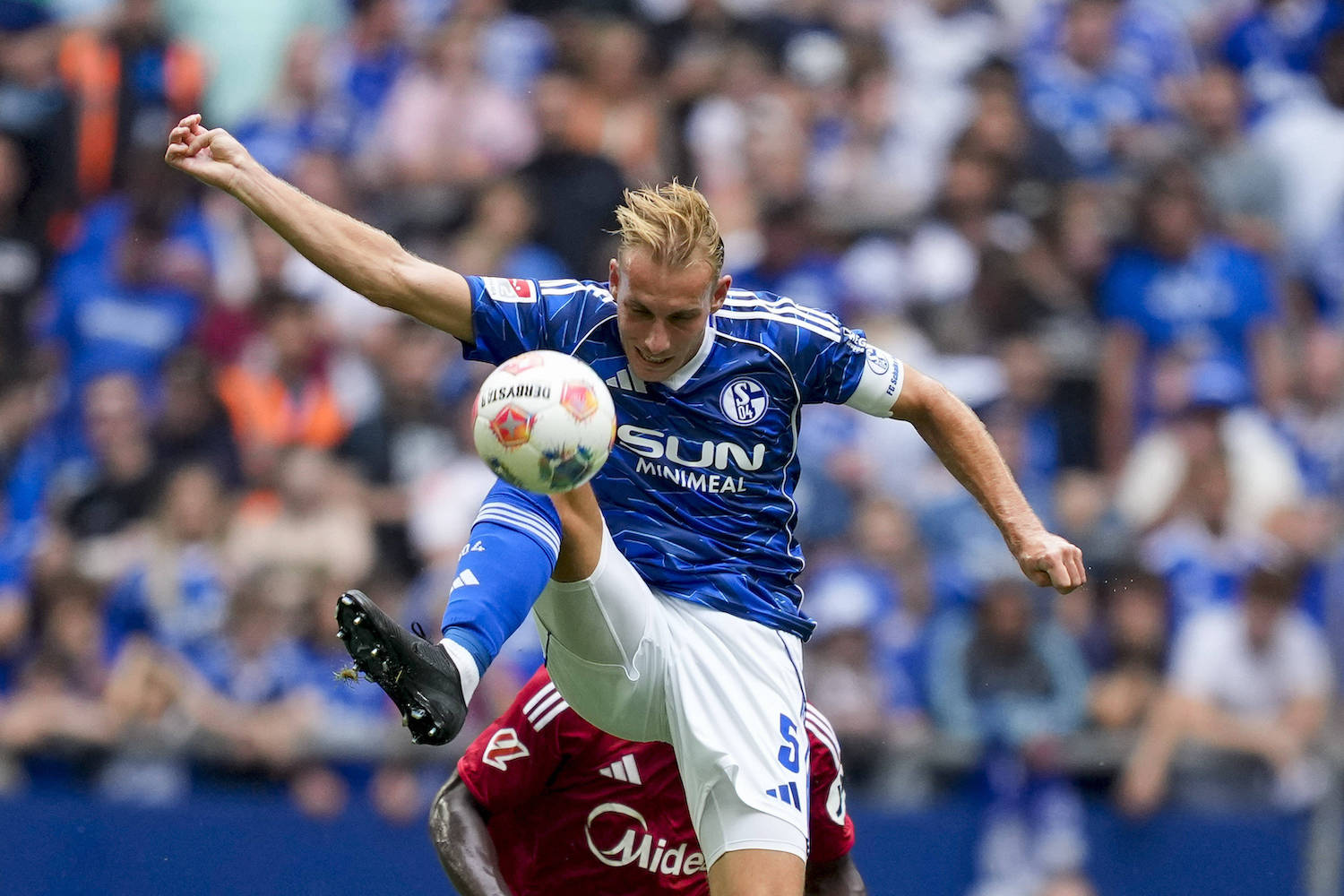 Timo Becker FC Schalke 04 controls the ball during the pre-season friendly match between FC Schalke 04 and FC Sevilla at Arena AufSchalke on July 26, 2025 in Gelsenkirchen, Germany. Photo by Alex Gottschalk/DeFodi Images *** Timo Becker FC Schalke 04 controls the ball during the pre season friendly match between FC Schalke 04 and FC Sevilla at Arena AufSchalke on July 26, 2025 in Gelsenkirchen, Germany Photo by Alex Gottschalk DeFodi Images