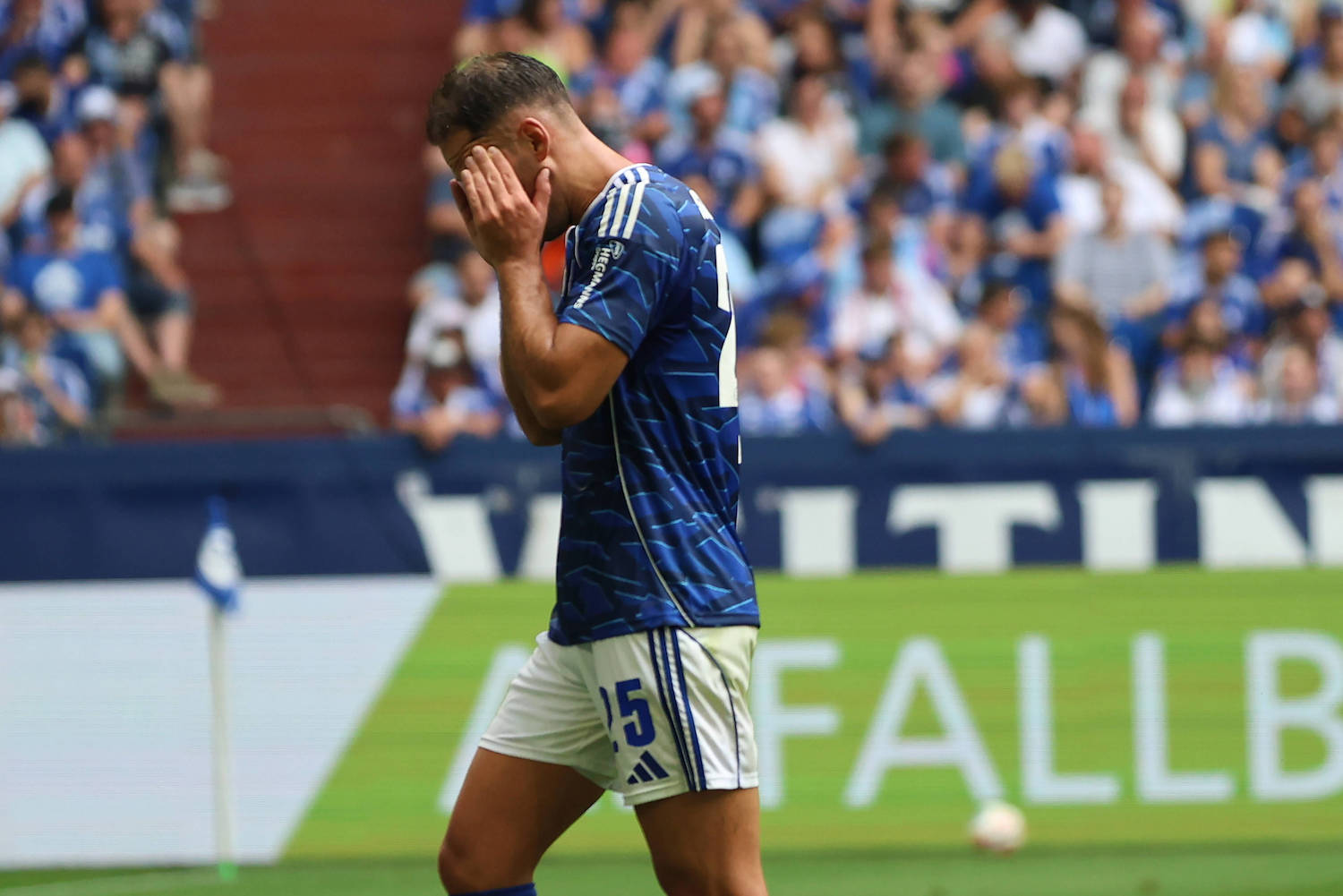 Nikola Katic FC Schalke 04 beim Testspiel Saison 2025/26 FC Schalke 04 - FC Sevilla Copyright: Thomas Pakusch *** Nikola Katic FC Schalke 04 in a test match 2025 season 26 FC Schalke 04 FC Sevilla Copyright Thomas Pakusch