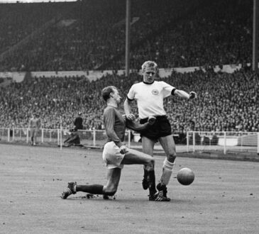 Sigfried "Siggi" Held und Jack Charlton im WM-Finale 1966 in Wembley