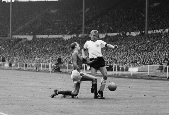 Sigfried "Siggi" Held und Jack Charlton im WM-Finale 1966 in Wembley