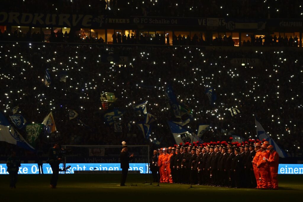 Knappenchor singt Steigerlied in Veltins-Arena