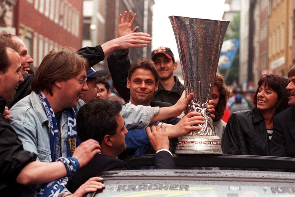 Eurofighter Olaf Thon 1997 mit dem UEFA-Pokal und Fans in Gelsenkirchen