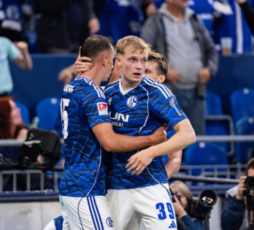 GER, 2.FBL FC Schalke 04 vs Hertha BSC Berlin / 01.08.2025, Veltins Arena, Gelsenkirchen, GER, 2.FBL FC Schalke 04 vs Hertha BSC Berlin im Bild: Torjubel / Jubel ueber das Tor zum 2:0 durch Nikola Katiƒ / Katic FC Schalke 04, 25 Nikola Katiƒ / Katic FC Schalke 04, 25 und Peter Remmert FC Schalke 04, 39 umarmen sich *** GER, 2 FBL FC Schalke 04 vs. Hertha BSC Berlin 01 08 2025, Veltins Arena, Gelsenkirchen, GER, 2 FBL FC Schalke 04 vs. Hertha BSC Berlin in the picture Goal celebrations Cheering the goal for 2 0 by Nikola Katiƒ Katic FC Schalke 04, 25 Nikola Katiƒ Katic FC Schalke 04, 25 and Peter Remmert FC Schalke 04, 39 hugging each other nordphotoxGmbHxx/xChristianxSchulze nph000300
