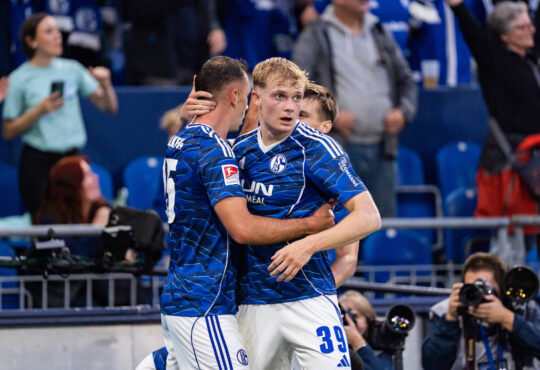 GER, 2.FBL FC Schalke 04 vs Hertha BSC Berlin / 01.08.2025, Veltins Arena, Gelsenkirchen, GER, 2.FBL FC Schalke 04 vs Hertha BSC Berlin im Bild: Torjubel / Jubel ueber das Tor zum 2:0 durch Nikola Katiƒ / Katic FC Schalke 04, 25 Nikola Katiƒ / Katic FC Schalke 04, 25 und Peter Remmert FC Schalke 04, 39 umarmen sich *** GER, 2 FBL FC Schalke 04 vs. Hertha BSC Berlin 01 08 2025, Veltins Arena, Gelsenkirchen, GER, 2 FBL FC Schalke 04 vs. Hertha BSC Berlin in the picture Goal celebrations Cheering the goal for 2 0 by Nikola Katiƒ Katic FC Schalke 04, 25 Nikola Katiƒ Katic FC Schalke 04, 25 and Peter Remmert FC Schalke 04, 39 hugging each other nordphotoxGmbHxx/xChristianxSchulze nph000300