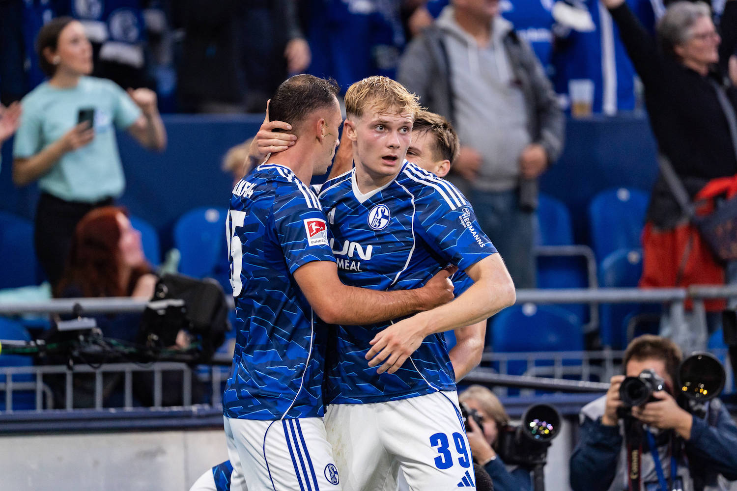 GER, 2.FBL FC Schalke 04 vs Hertha BSC Berlin / 01.08.2025, Veltins Arena, Gelsenkirchen, GER, 2.FBL FC Schalke 04 vs Hertha BSC Berlin im Bild: Torjubel / Jubel ueber das Tor zum 2:0 durch Nikola Katiƒ / Katic FC Schalke 04, 25 Nikola Katiƒ / Katic FC Schalke 04, 25 und Peter Remmert FC Schalke 04, 39 umarmen sich *** GER, 2 FBL FC Schalke 04 vs. Hertha BSC Berlin 01 08 2025, Veltins Arena, Gelsenkirchen, GER, 2 FBL FC Schalke 04 vs. Hertha BSC Berlin in the picture Goal celebrations Cheering the goal for 2 0 by Nikola Katiƒ Katic FC Schalke 04, 25 Nikola Katiƒ Katic FC Schalke 04, 25 and Peter Remmert FC Schalke 04, 39 hugging each other nordphotoxGmbHxx/xChristianxSchulze nph000300