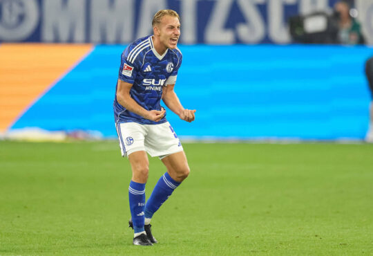 Gelsenkirchen, Deutschland, 01.08.25: Timo Becker FC Schalke 04 gestikuliert, Gestik nach dem Spiel der 2. Bundesliga zwischen FC Schalke 04 - Hertha BSC Berlin in der Veltins-Arena am 01. August 2025 in Gelsenkirchen, Deutschland. Gelsenkirchen Veltins-Arena Germany *** Gelsenkirchen, Germany, 01 08 25 Timo Becker FC Schalke 04 gestures, gestures after the 2 Bundesliga match between FC Schalke 04 Hertha BSC Berlin at the Veltins Arena on August 01, 2025 in Gelsenkirchen, Germany Gelsenkirchen Veltins Arena Germany Copyright: xStefanxBrauer/Brauer-Fotoagenturx