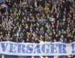 Fans von Hertha BSC zeigen ein Banner